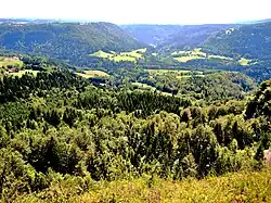 Vue sur la vallée de Laval-le_Prieuré.