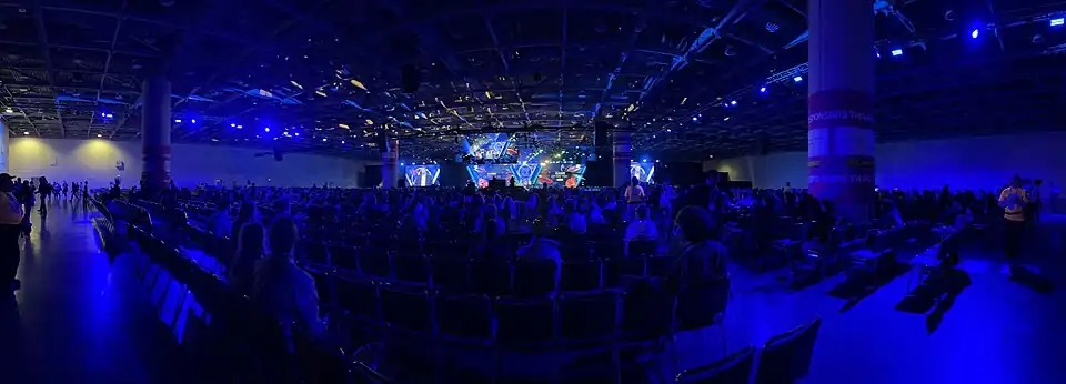 Vue panoramique de la salle de cérémonie en 2025.