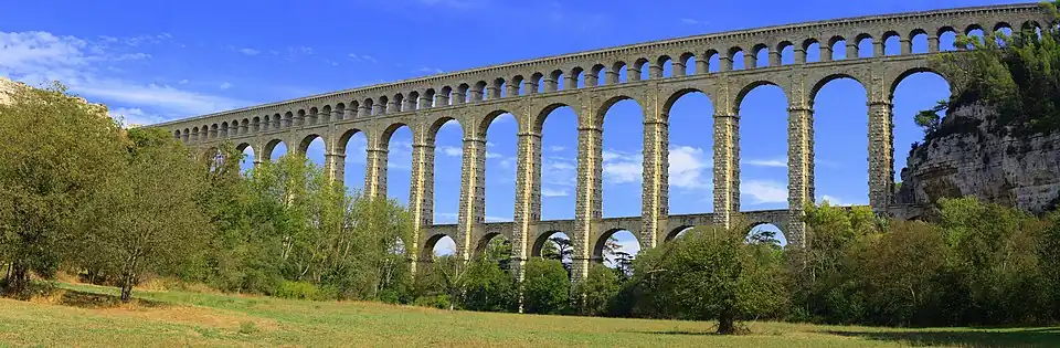 Panoramique de l'aqueduc de Roquefavour vu depuis la prairie au Nord-Est (prise à environ 150&nbsp;m).