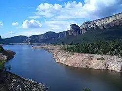 Vue panoramique du lac en septembre 2005, avec l'église de Sant Romà de Sau