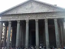 photo des colonnes et du fronton