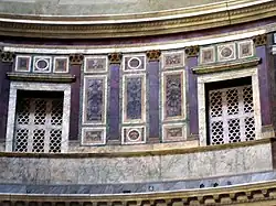 détail, mur plaqué de formes géométriques colorées