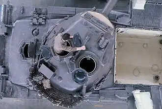 Vue en plongée d'un Char 68 en usine, on peut apercevoir le mortier éclairant entre les trappes du chef de char et du chargeur, le compartiment moteur, peint en blanc, est encore vide.