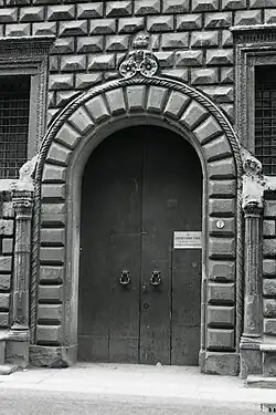 Détail du portail d'entrée, photo de Paolo Monti, 1969.