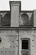 Éléments de la façade latérale. Photo par Paolo Monti