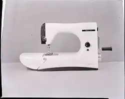 Machine à coudre Mirella conçue par Marcello Nizzoli pour Necchi