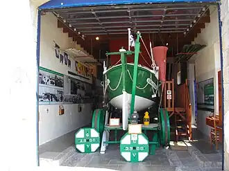 Saint-Pierre-Penmarch : le canot de sauvetage Papa Podeynot (classé "Monument historique")