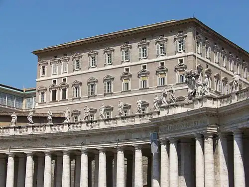 Le Palais du Vatican, « un  ensemble de constructions irrégulières, d'un aspect laid et vulgaire, sans aucune uniformité de style ».