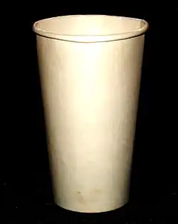 Gobelet en carton paraffiné.