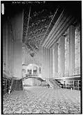 1975 photograph by Jack E. Boucher showing the four-story Grand Lobby[Traduire&nbsp;passage]