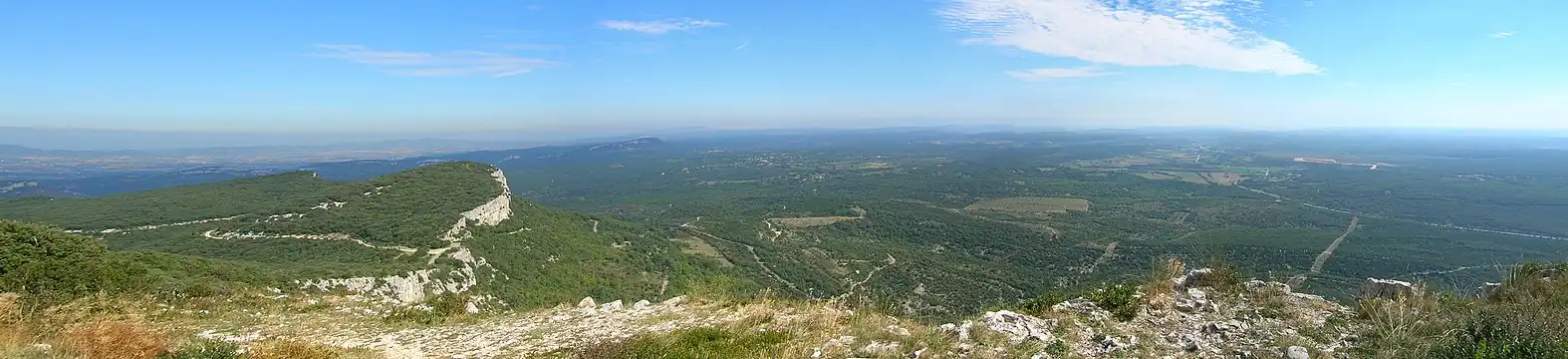 Vue vers le nord et vers l'est sur la vallée du valat de Seguissous, depuis le mont Bouquet.Vers la gauche, la D 607 au col du Bourricot puis le Clergue et le Seynette. Sur la droite, la D 6 à l'est.