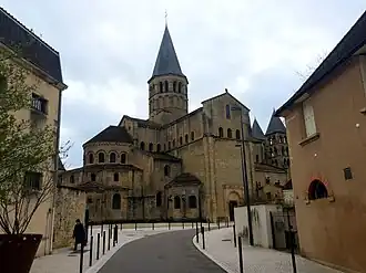 Basilique depuis le centre-ville.