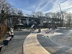 L'aire de jeux pour enfants devant le stade