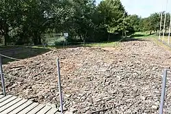 Vue d'un chemin empierré et à l'arrière-plan une rivière.