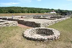 Vue rapprochée de la margelle circulaire en pierre d'un puits.
