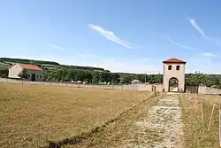 Vue générale d'une villa antique reconstituée : enceinte et porche d'entrée.