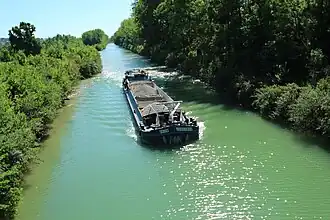 Péniche au parc départemental de la Haute-Île.