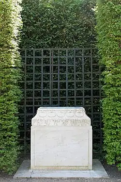 Socle de la statue Le Point du jourpar Pierre Le Gros l'aîné