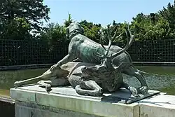 Un Limier terrassant un cerf, crachant de l'eau (1687), les Cabinets des combats des animaux, à la fontaine du Point du Jour, parc de Versailles.