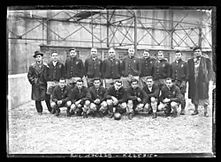 Photographie en noir et blanc représentant dix-sept personnes.