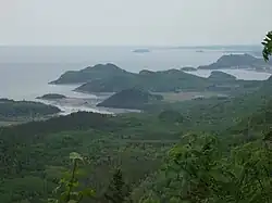 Barres rocheuses, collines du Bic et le fleuve Saint-Laurent.
