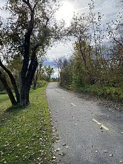 L'une des branches du sentier du Lièvre Est, dans le parc du Château-d'Eau.