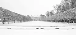 Photo en noir et blanc d'un parc et d'un château sous la neige