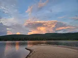 Vue sur une plage et un coucher de soleil.