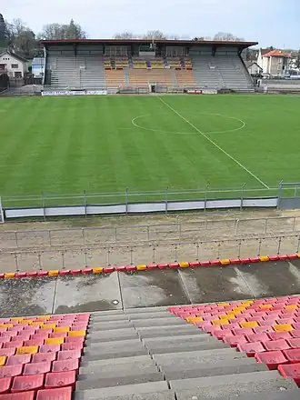 Stade avec vue sur la tribune principale.