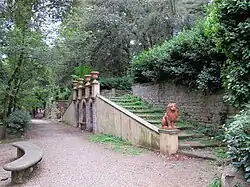 Escalier menant aux jardins.