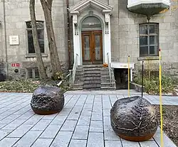 Station 7, Lieu de rassemblement - Vue en situation des deux sphères de bronze de Kyra Revenko (à gauche) et MC Snow (à droite)