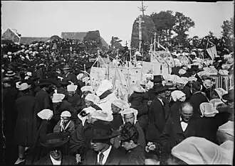 Pardon de Saint-Jean-du-Doigt photographié par Charles Géniaux entre 1902 et 1905. Les femmes portent la toukenn, coiffe emblématique du Trégor.