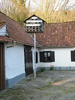 Le pigeonnier sur pilotis.