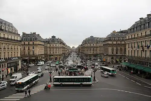 L'avenue en direction du Louvre.