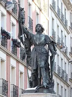 Sur le boulevard Saint-Marcel, une statue réalisée par Chatrousse.