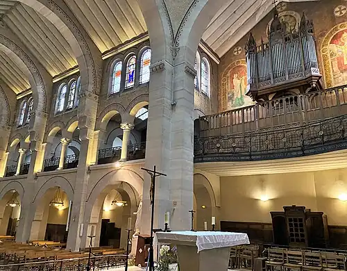 L'orgue d'accompagnement sur la gauche du chœur.