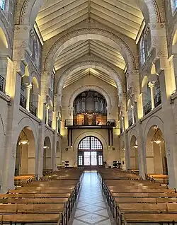L'orgue de tribune avec la nef.