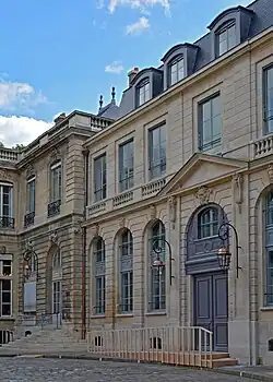 Aile est sur cour, surélevée d'un niveau entre 1861 et 1866. La balustrade servant de balcon au premier étage est le témoignage de la terrasse sur laquelle donnait le pavillon en saillie de la façade sur cour, à gauche.