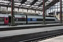 Vue de la rame 59 (en livrée Carmillon), sous la halle métallique de la gare de Lyon à Paris, avec la motrice 23071 (en livrée Atlantique).