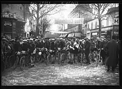 Ancienne photo de cyclistes se préparant à entamer leur course.