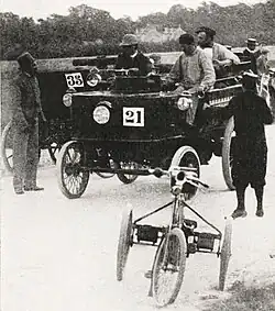 André Michelin à gauche, en concurrent n°35 (discutant avec de Dion);