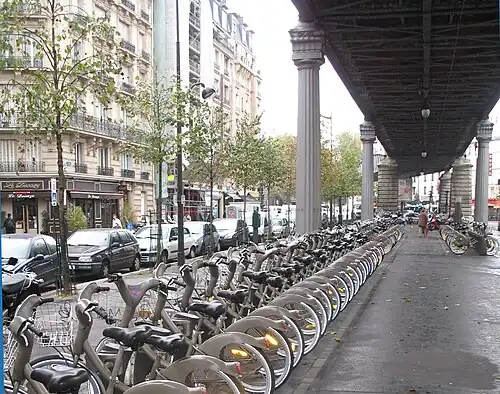 Le boulevard de Grenelle à la station de métro Dupleix.