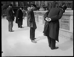 Liseurs d'affiches électorales au pont neuf, April 1898 (Eugène Trutat).