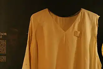 Détail du col et du parchemin cousu.