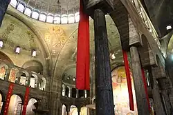 Piliers, voûte et arcades.