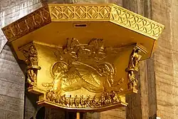 La chaire à prêcher, dorure sur fond de béton brut.