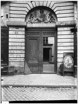 No 136-138 : portail de l'hôtel de l'abbé Dumoncais photographié par Eugène Atget.