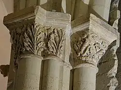 Chapiteaux à décors de feuillages.