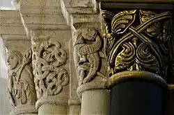 Chapiteaux avec monstre, personnage et entrelacements.