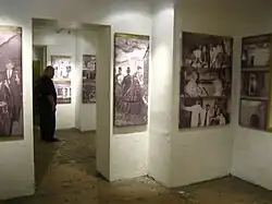 Vue des petites salles consacrées à l'histoire des catacombes.